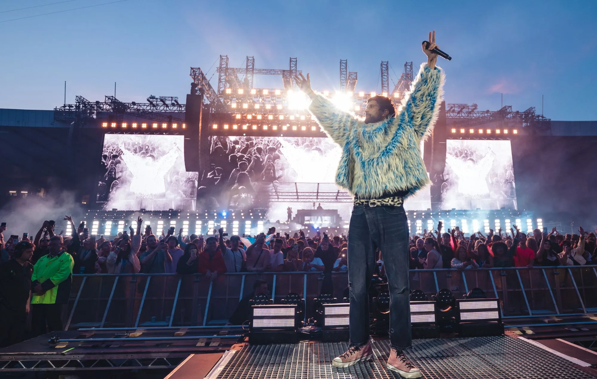 Calvin Harris dan Serge Pizzorno tampil bersama di atas panggung Hampden Park Glasgow