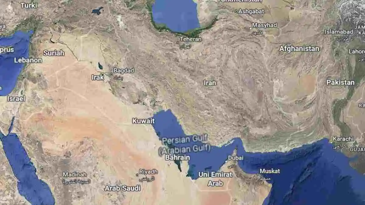 Kapal kargo melintas di kawasan strategis Selat Hormuz di tengah ketegangan Iran dan Amerika Serikat