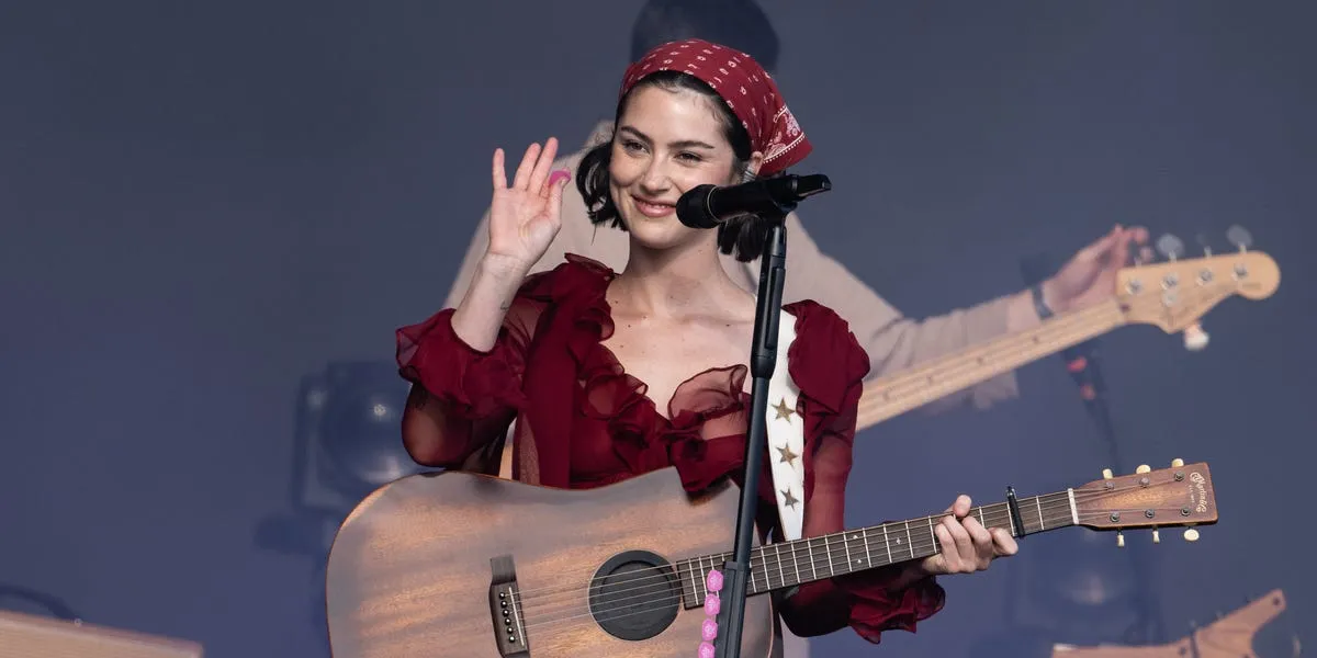 Penyanyi Gracie Abrams bersiap menggelar tur konser Look at My Life Tour 2026