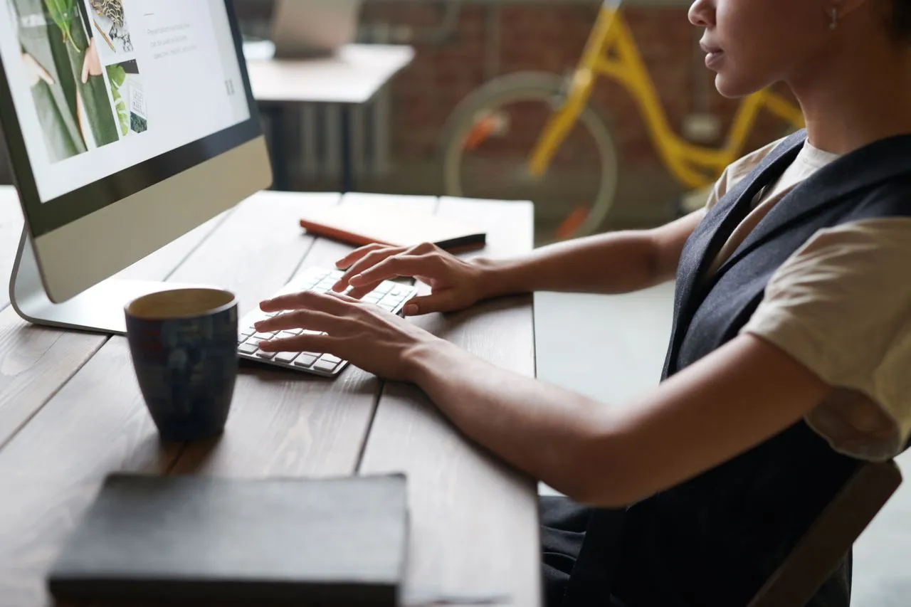 Grafik analisis pemulihan visibilitas website dan performa SEO setelah gangguan server