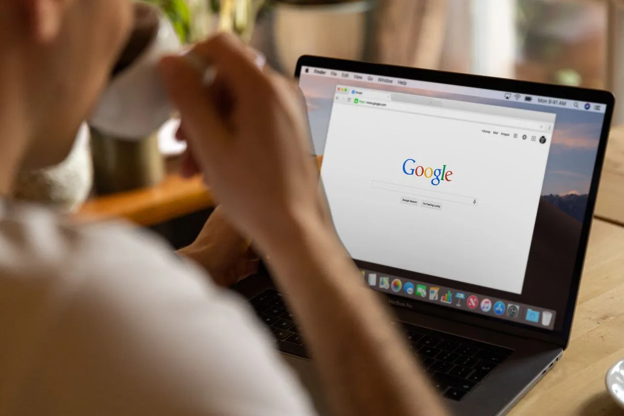Grafik optimasi Google Search Console dan strategi E-E-A-T untuk situs finansial