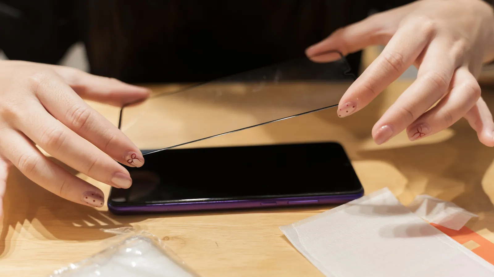 Ilustrasi cara memasang screen protector pada layar ponsel dengan presisi