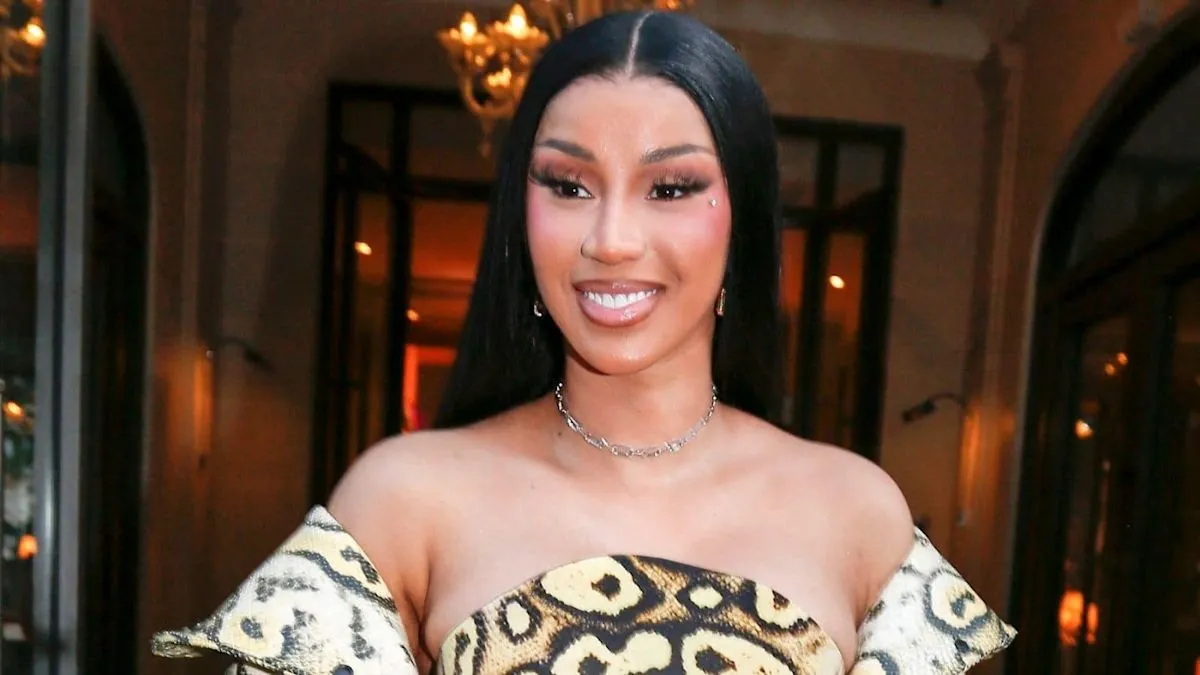 Rapper Cardi B tampil memukau mengenakan koleksi denim Old Navy di New York City