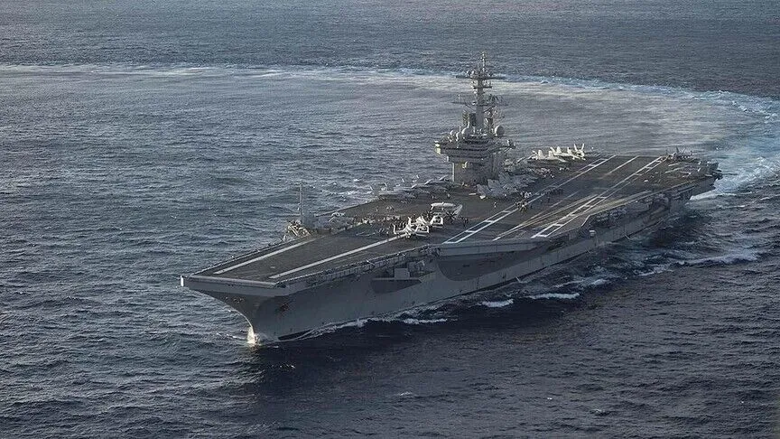 Kapal induk USS George H.W. Bush berlayar di Laut Arab yang dirilis oleh CENTCOM