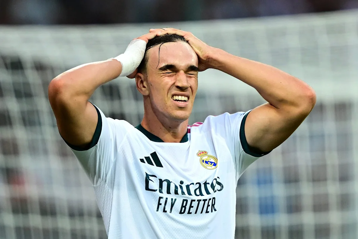 Striker baru Real Madrid Carlos Espi saat diperkenalkan klub