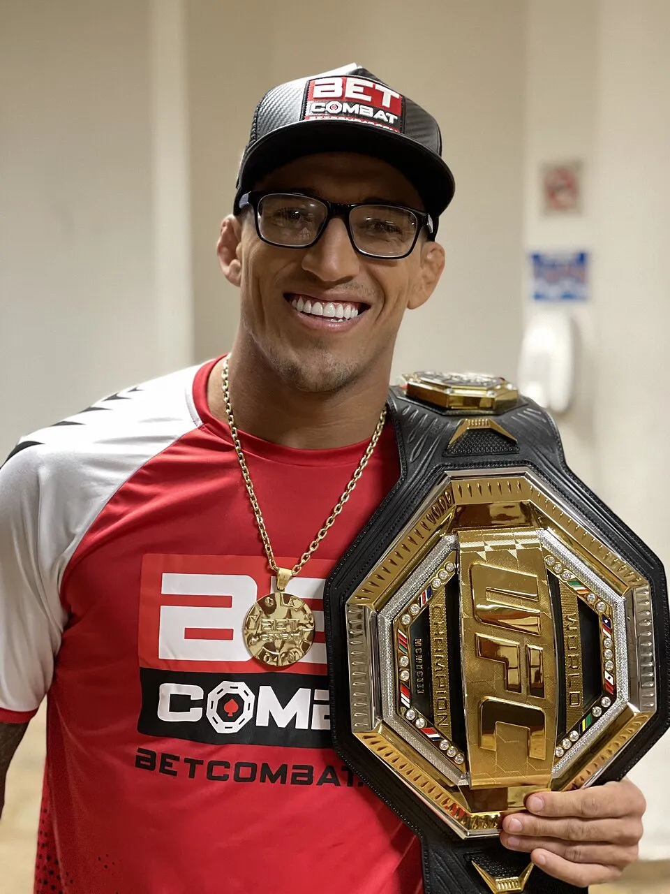 Charles Oliveira saat bertarung di arena Ultimate Fighting Championship