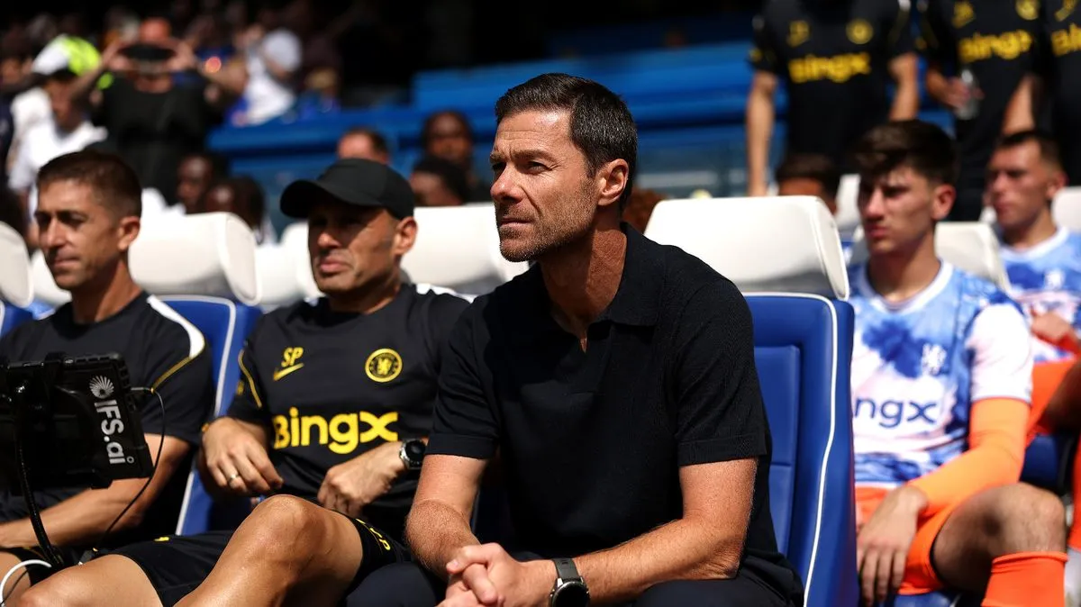 Manajer Chelsea Xabi Alonso di pinggir lapangan Stamford Bridge