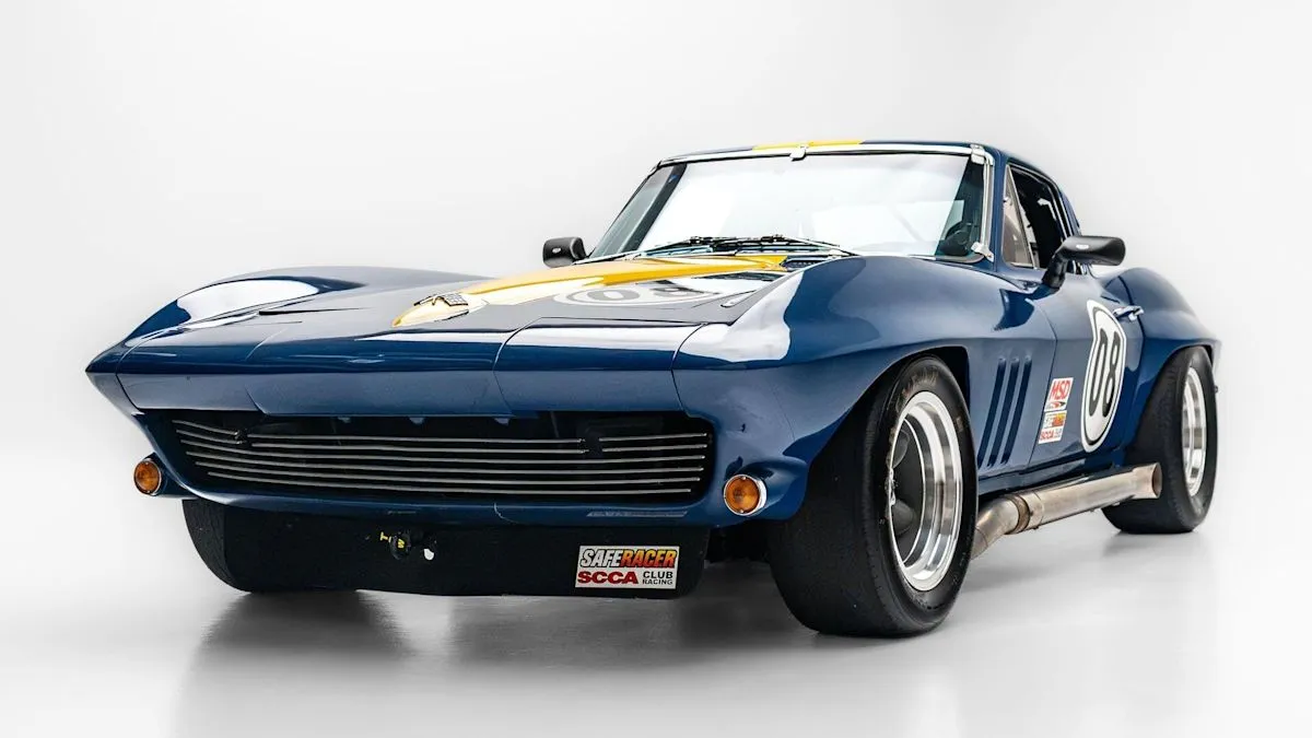Mobil balap klasik Chevrolet Corvette 1965 warna biru dengan nomor 8