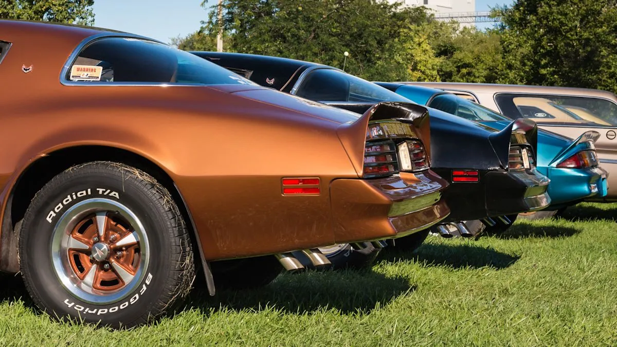 Chevy Camaro dan Pontiac Firebird berbagi platform F-body GM sejak 1967