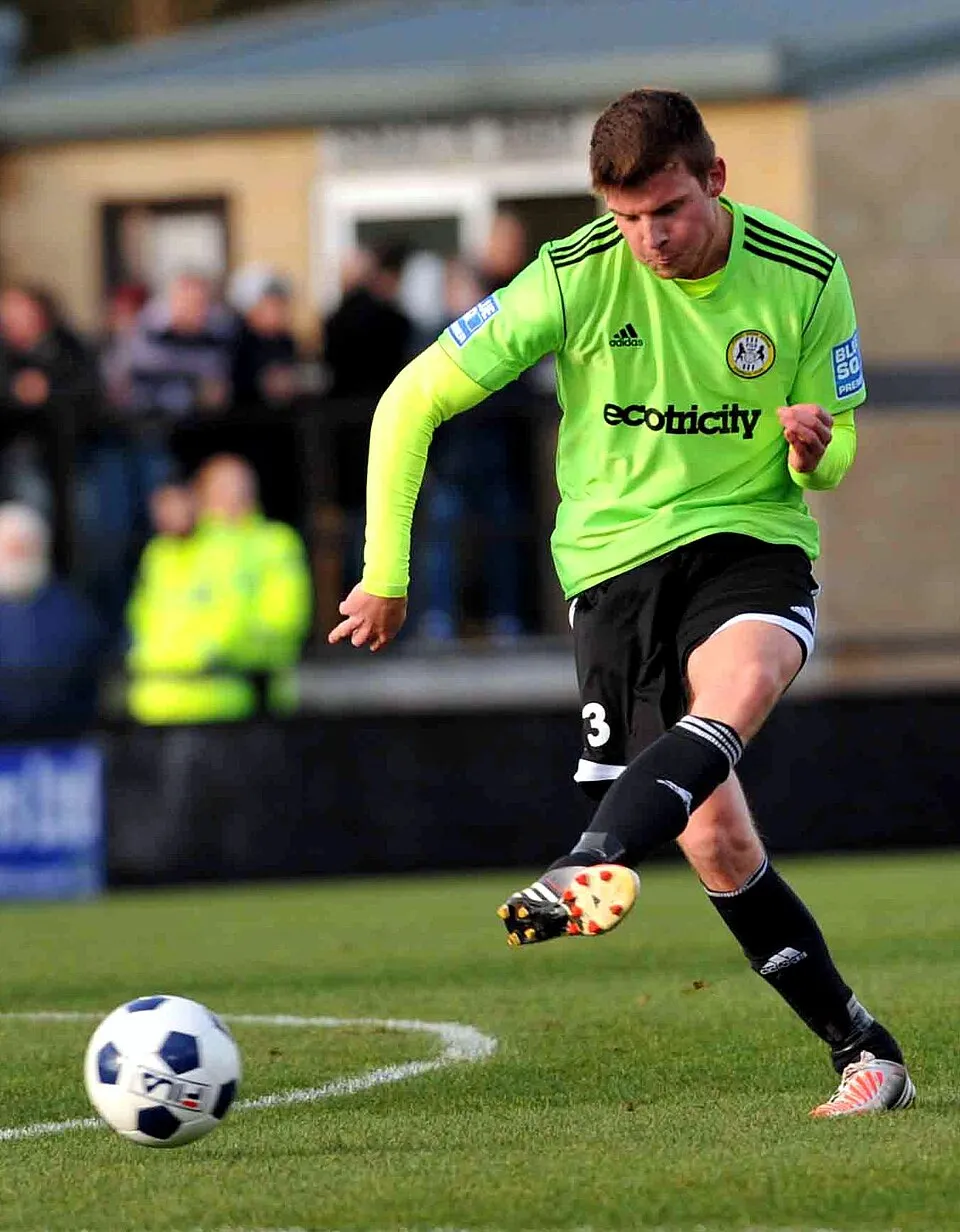Chris Stokes, pesepak bola profesional Inggris yang berposisi sebagai bek