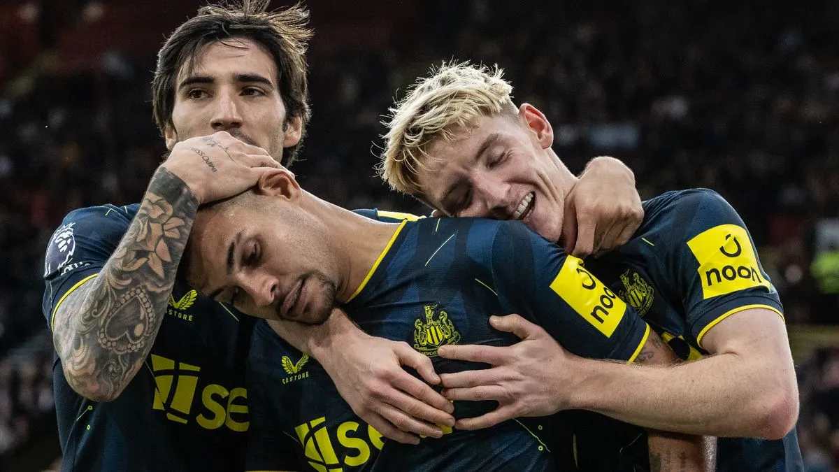 Sandro Tonali, Bruno Guimaraes, dan Anthony Gordon berseragam Newcastle United