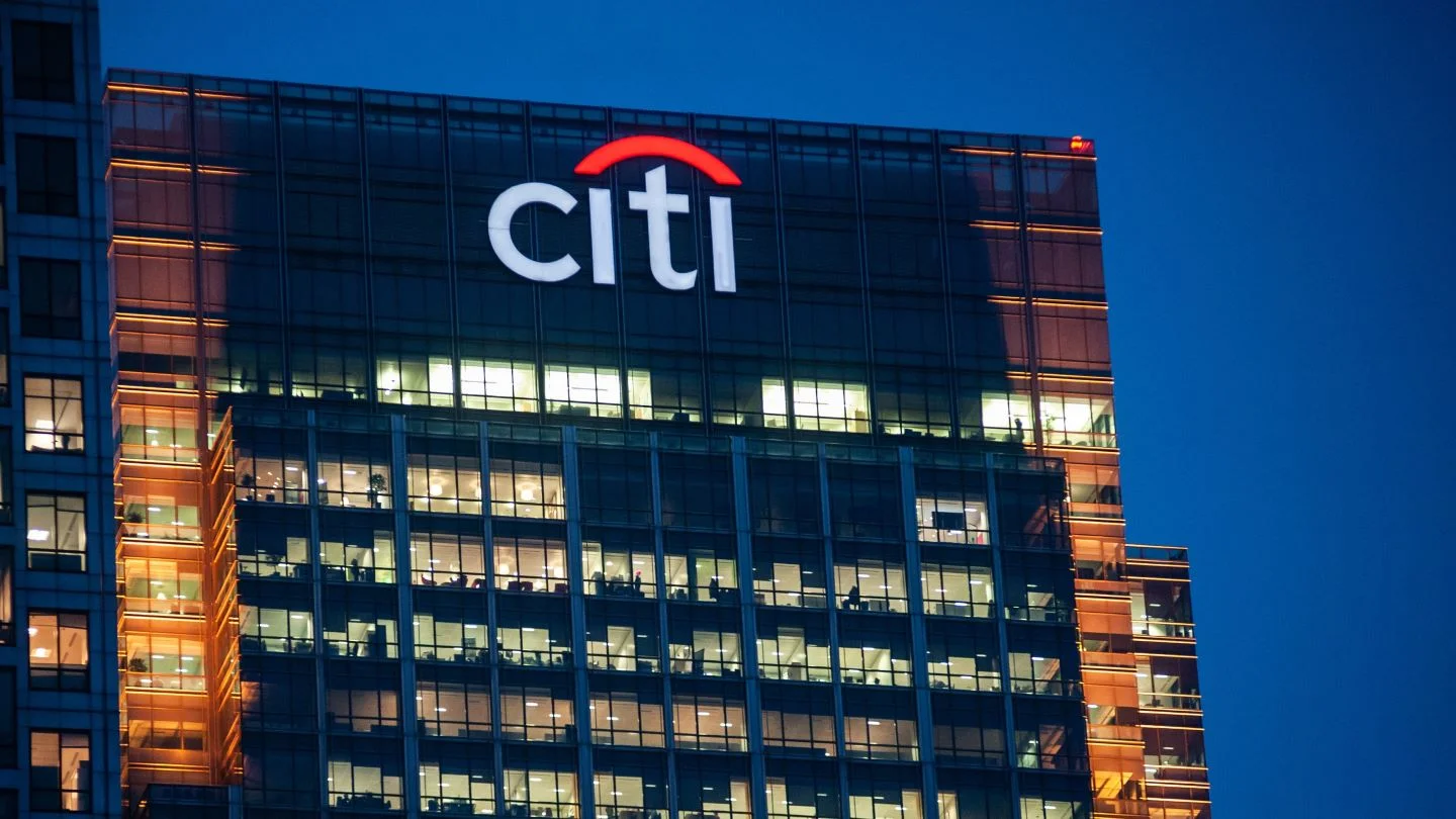 Ilustrasi logo Citi dan proses akuisisi platform Kard Financial