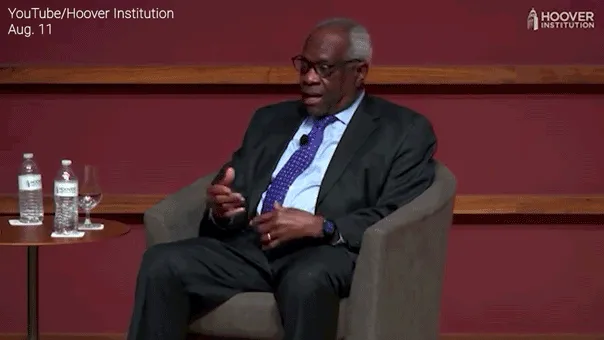 Hakim Agung AS Clarence Thomas berbicara dalam sebuah acara publik di Amerika Serikat
