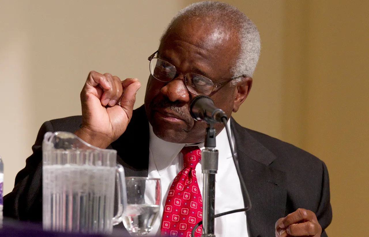 Hakim Mahkamah Agung AS Clarence Thomas dalam sebuah diskusi publik
