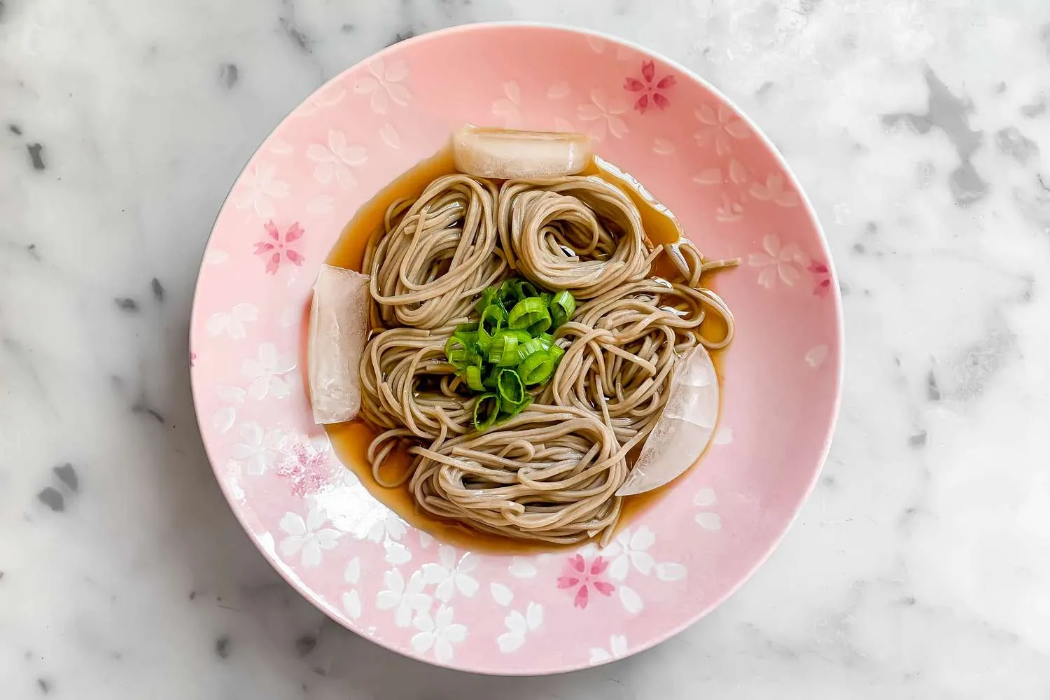 Cold Soba Noodles dengan kuah mentsuyu dingin dan taburan daun bawang