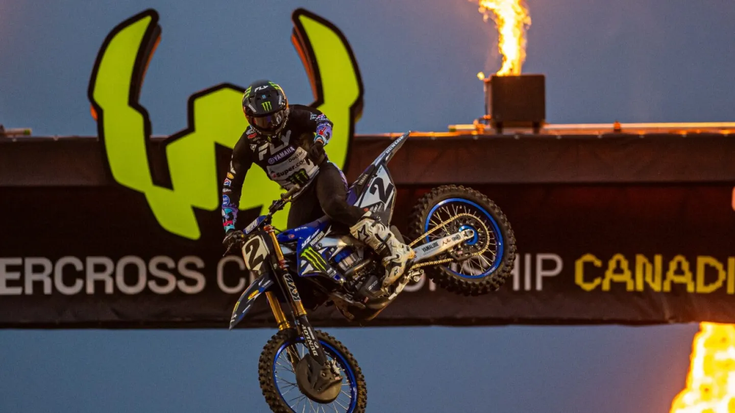 Cooper Webb merayakan kemenangan pada seri pembuka WSX di Calgary