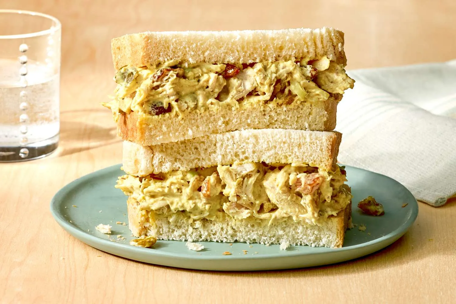 Coronation Chicken Salad dengan taburan almond dan kismis