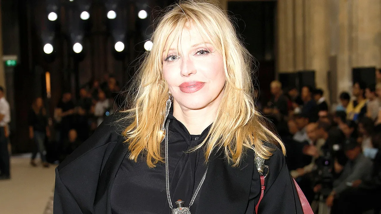 Penyanyi Courtney Love saat menghadiri acara publik di Paris