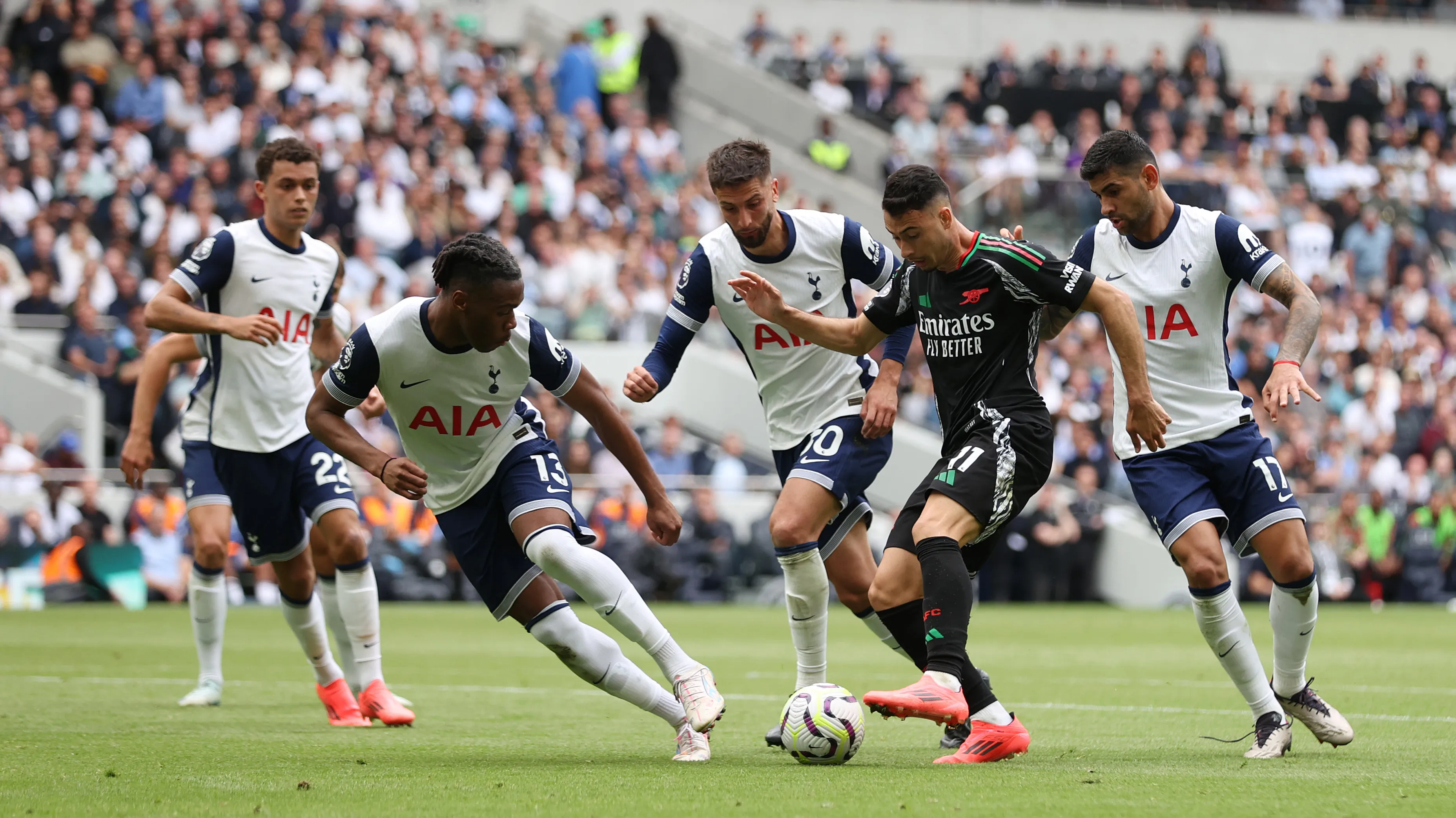 Kapten Tottenham Hotspur Cristian Romero dalam sebuah pertandingan Liga Inggris