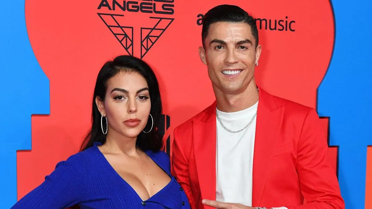 Cristiano Ronaldo dan Georgina Rodriguez saat menonton pertandingan Al-Nassr bersama anak-anak