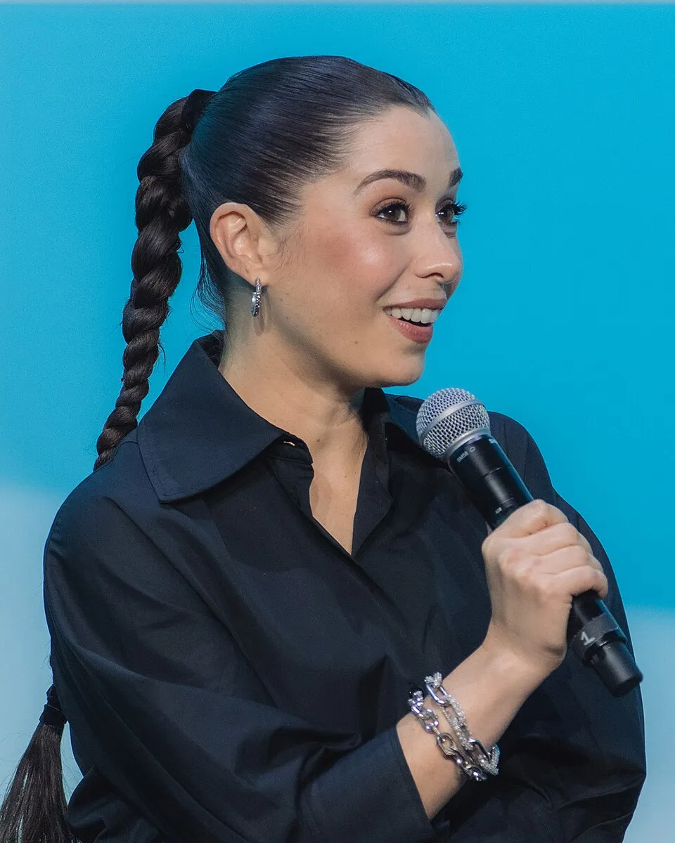 Foto potret Cristin Milioti, aktris pemenang penghargaan Emmy Award