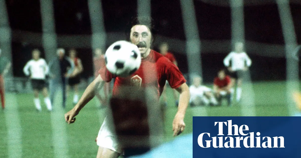 Ilustrasi pemain sepak bola melakukan eksekusi penalti Panenka legendaris