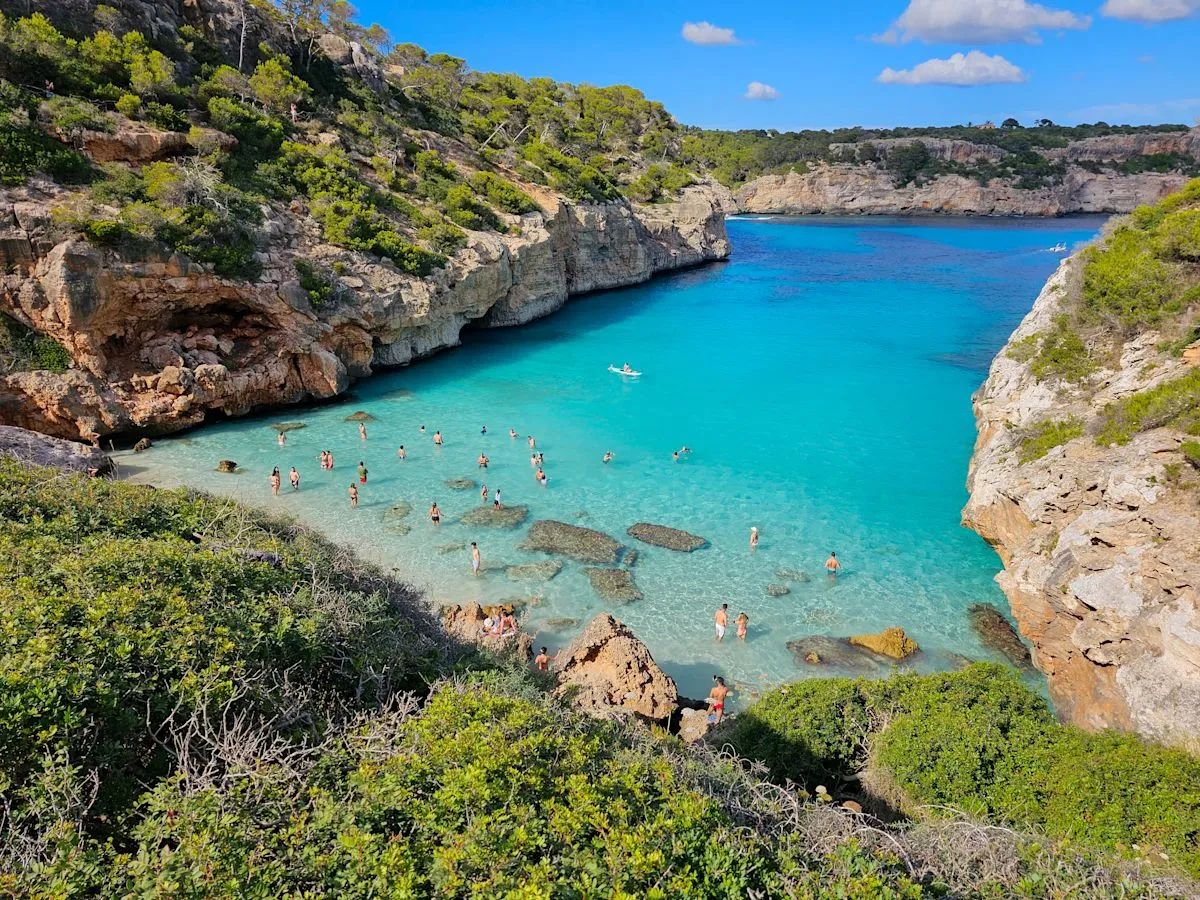 Pemandangan indah pesisir pantai Mediterania dan destinasi liburan musim panas di Eropa