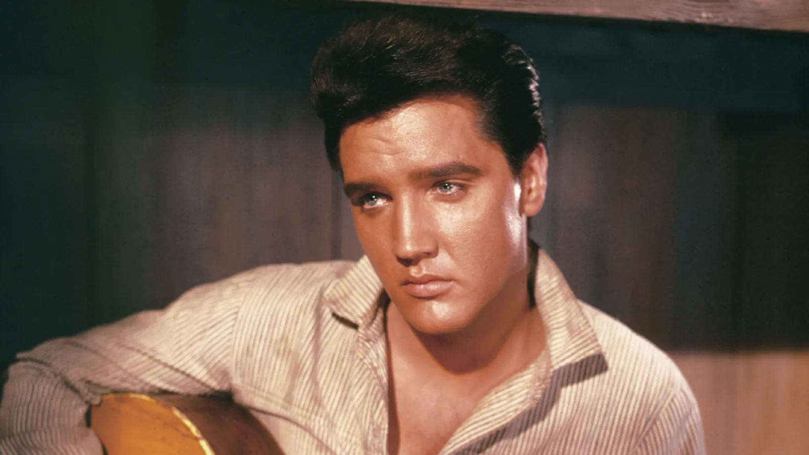 Piringan hitam dan potret klasik Elvis Presley sebagai legenda musik country