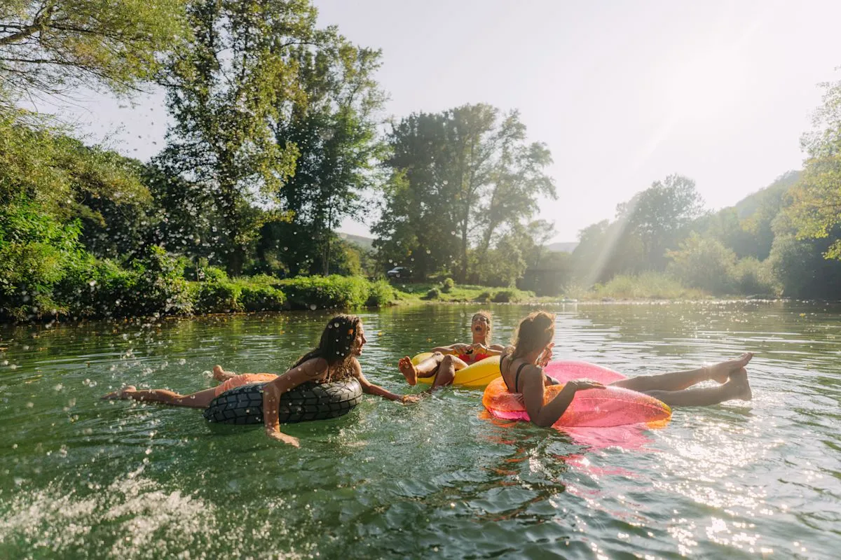 Pemandangan indah danau di Michigan saat musim panas