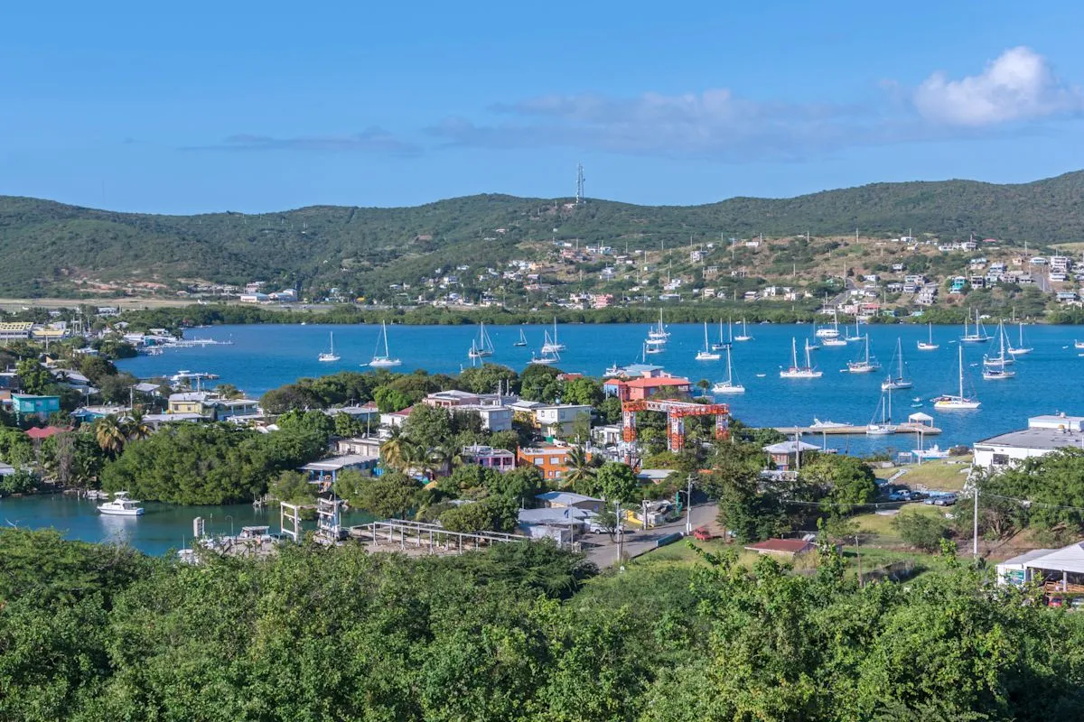 Pemandangan pantai pasir putih dan perairan biru jernih di pulau-pulau Puerto Rico