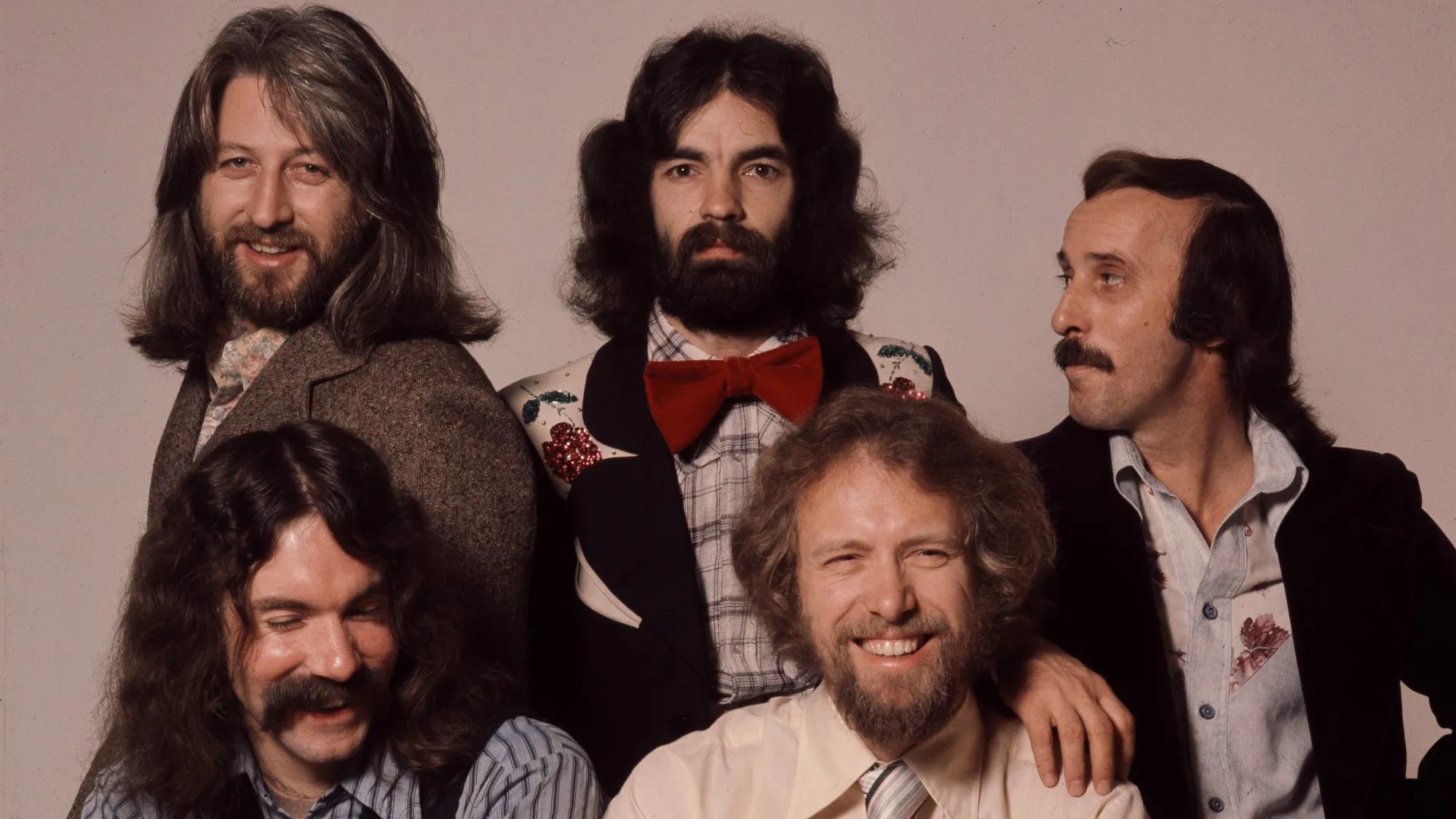 Ilustrasi panggung konser musik band country rock era 1970an