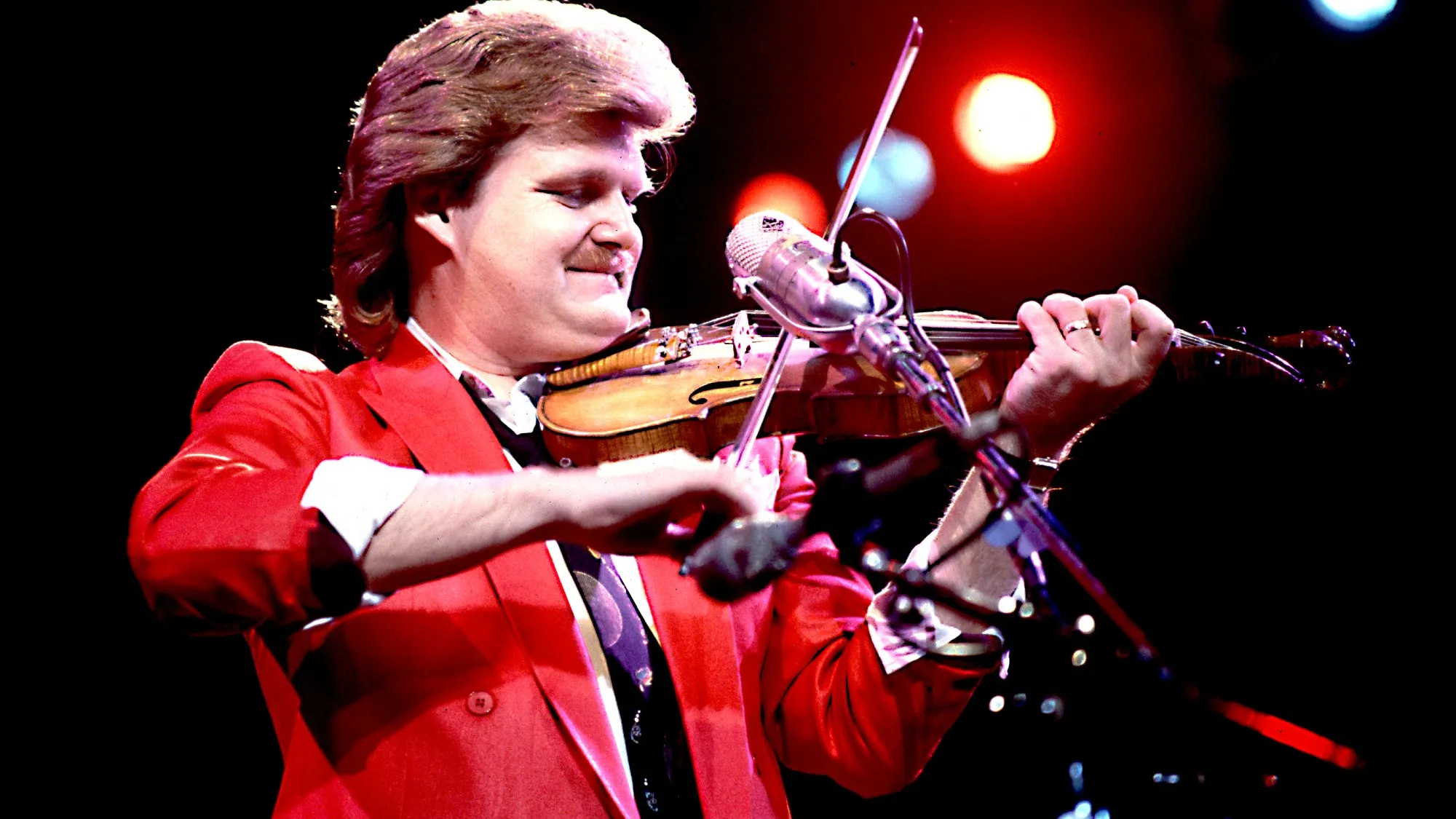 Ilustrasi musisi country Ricky Skaggs membawakan lagu klasik