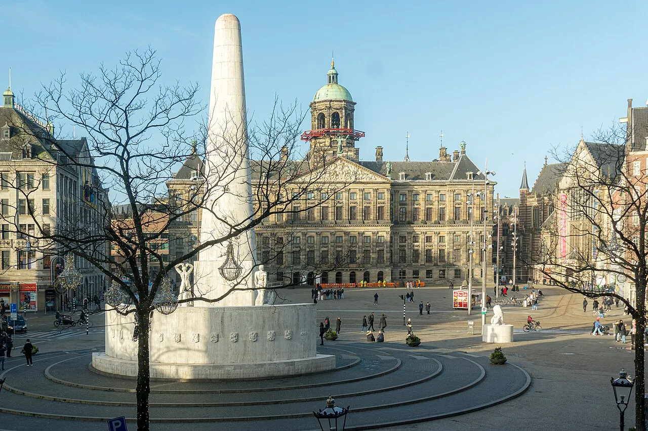 Pemandangan Dam Square dengan Royal Palace dan National Monument di Amsterdam