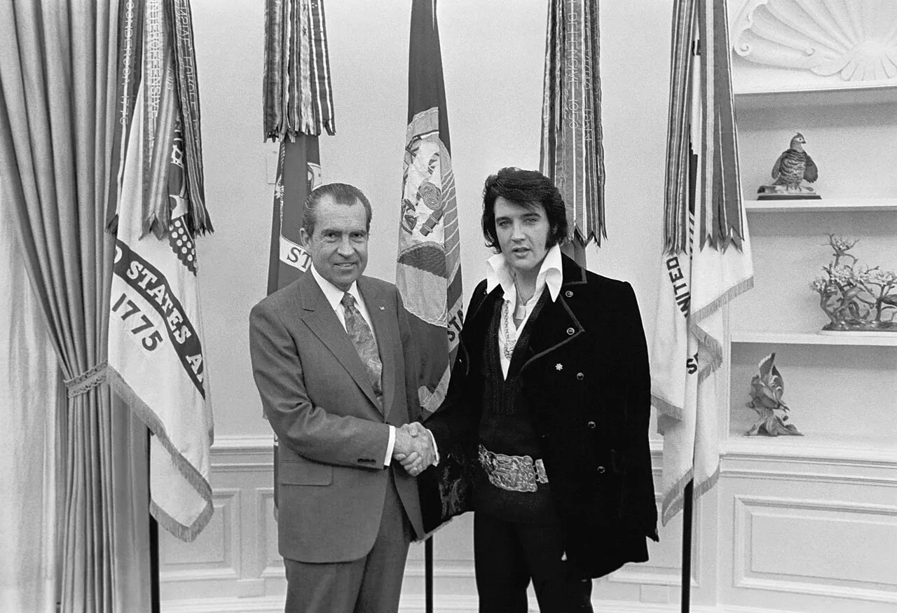 Ikon musik rock and roll Elvis Presley dalam penampilan legendarisnya