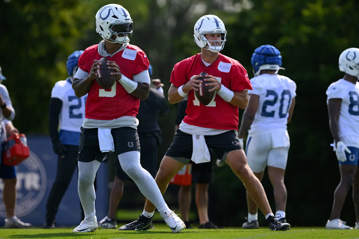 Daniel Jones dan Anthony Richardson mengikuti sesi latihan pramusim Indianapolis Colts di Westfield