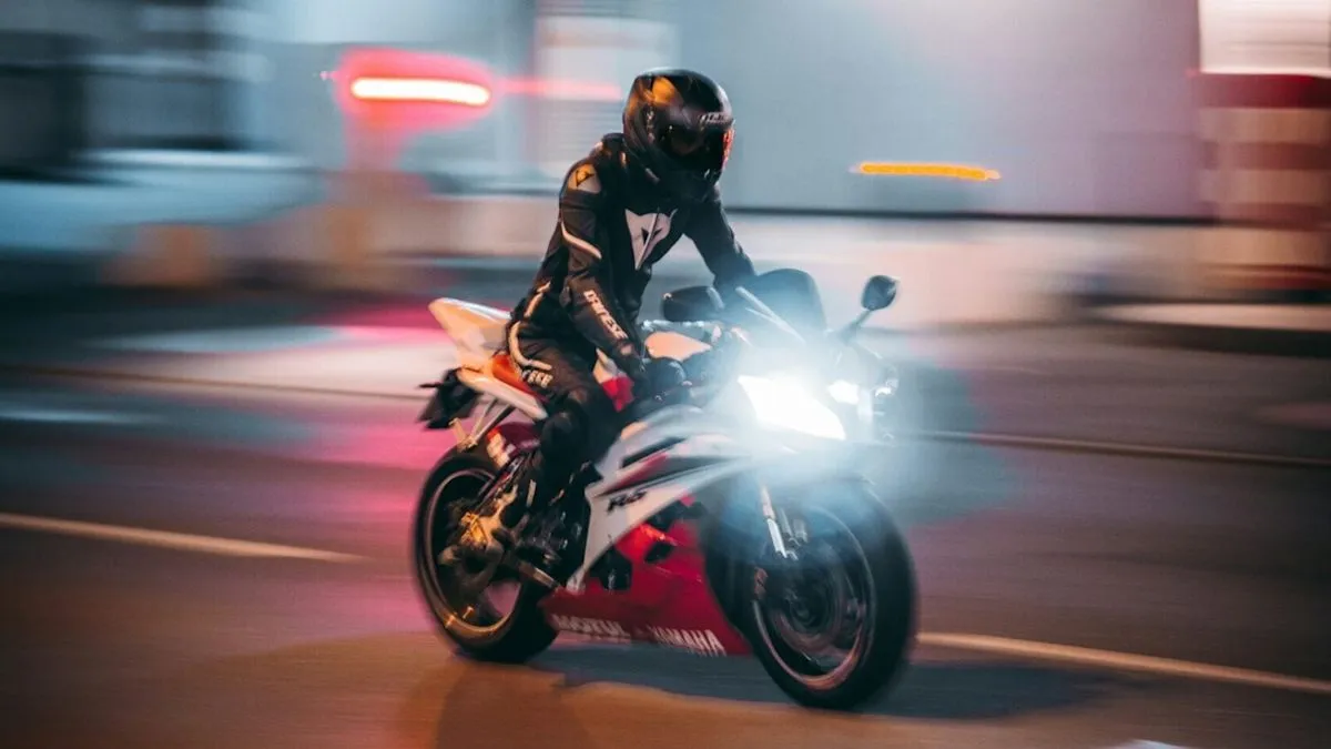 Ilustrasi pengendara sepeda motor melintas di jalan raya saat sore hari
