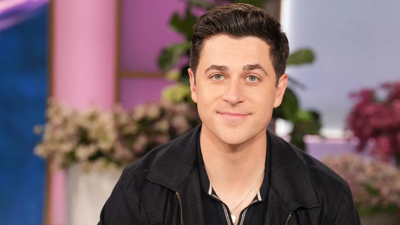 Aktor David Henrie saat menghadiri acara hiburan