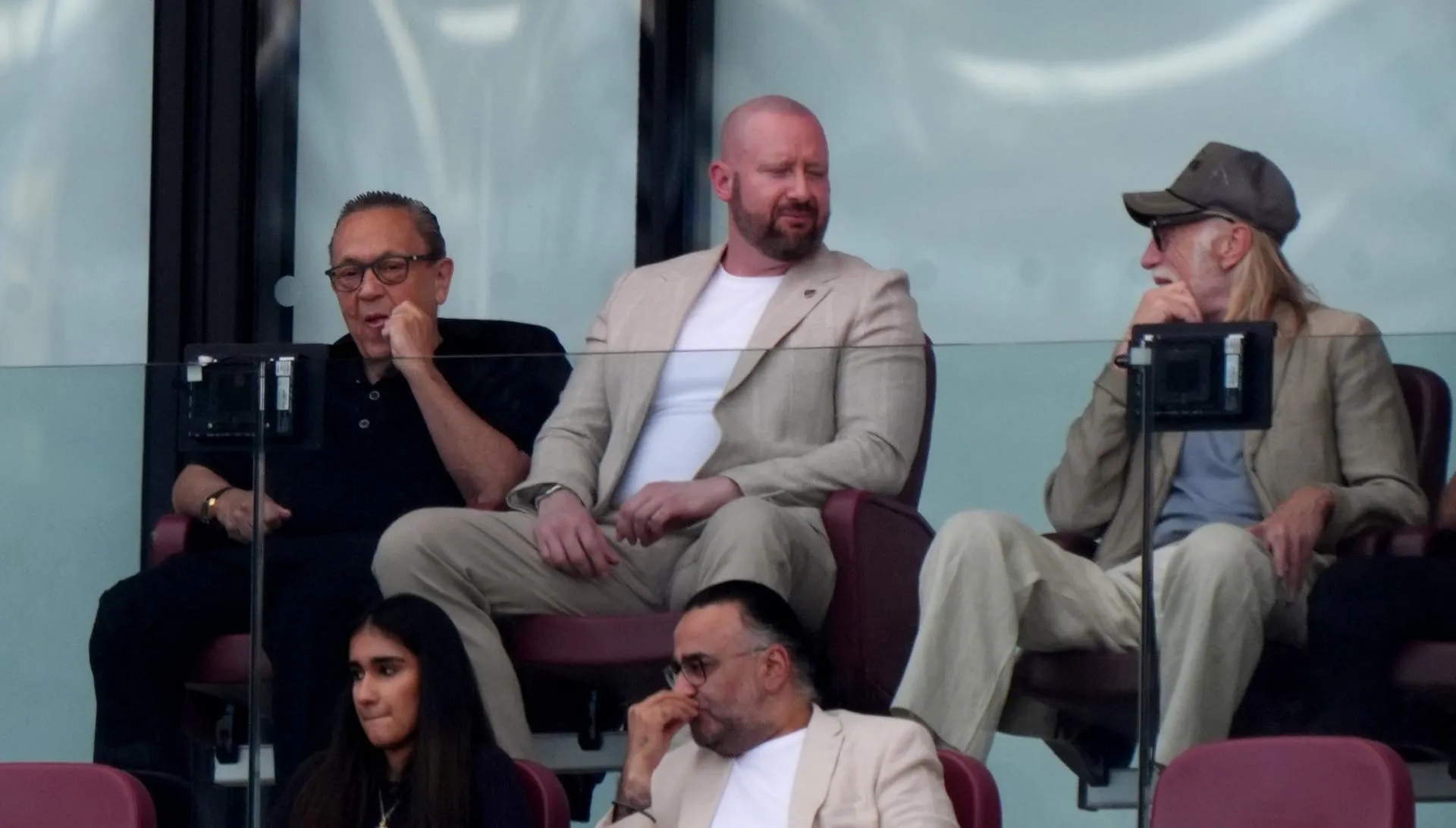 David Sullivan di tribun penonton London Stadium saat laga West Ham melawan Portsmouth