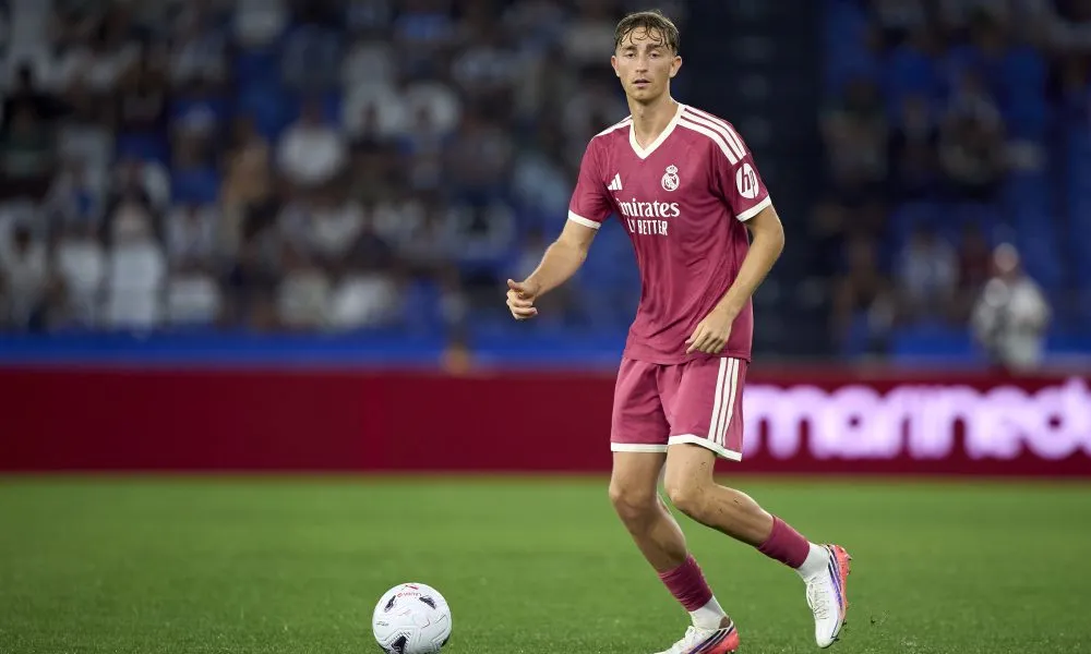 Dean Huijsen mengenakan jersey Real Madrid saat pertandingan pramusim