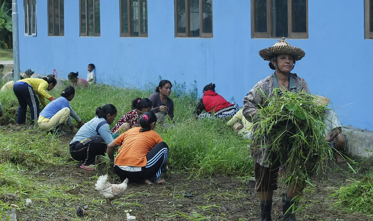 Ilustrasi aktivitas gotong royong dan kerja sama masyarakat Nusantara