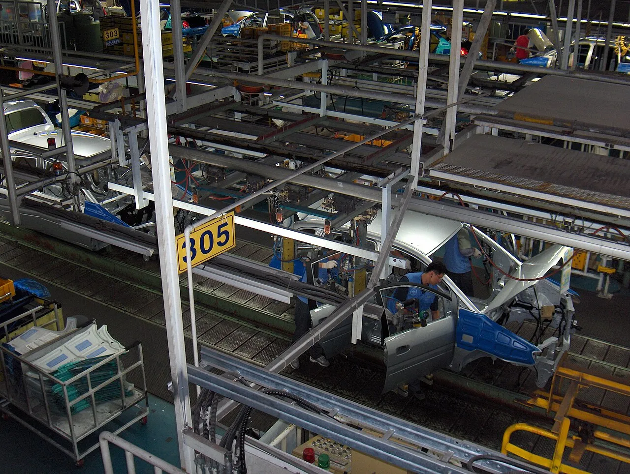 Ilustrasi proses mass production atau produksi massal di lini perakitan pabrik modern