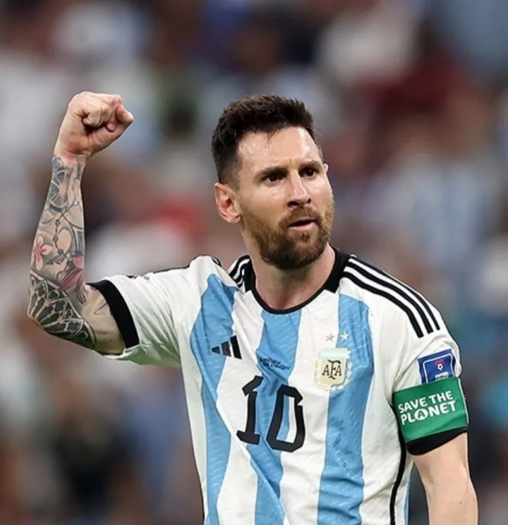 Trofi player of the match dan ilustrasi pemain terbaik dalam pertandingan