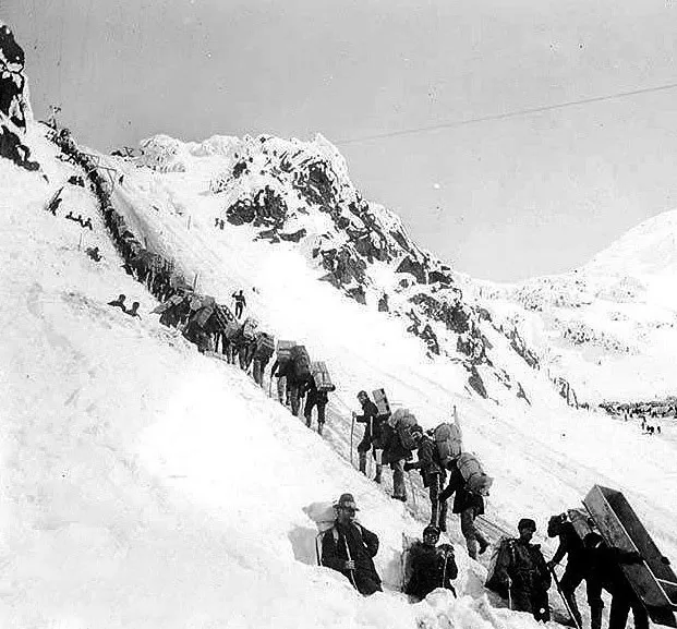 Pencari emas menempuh jalur Chilkoot Pass saat Demam Emas Klondike di Alaska dan Kanada