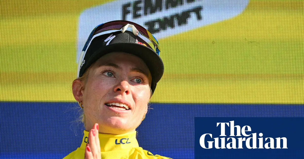 Pebalap sepeda Demi Vollering dalam ajang Tour de France Femmes