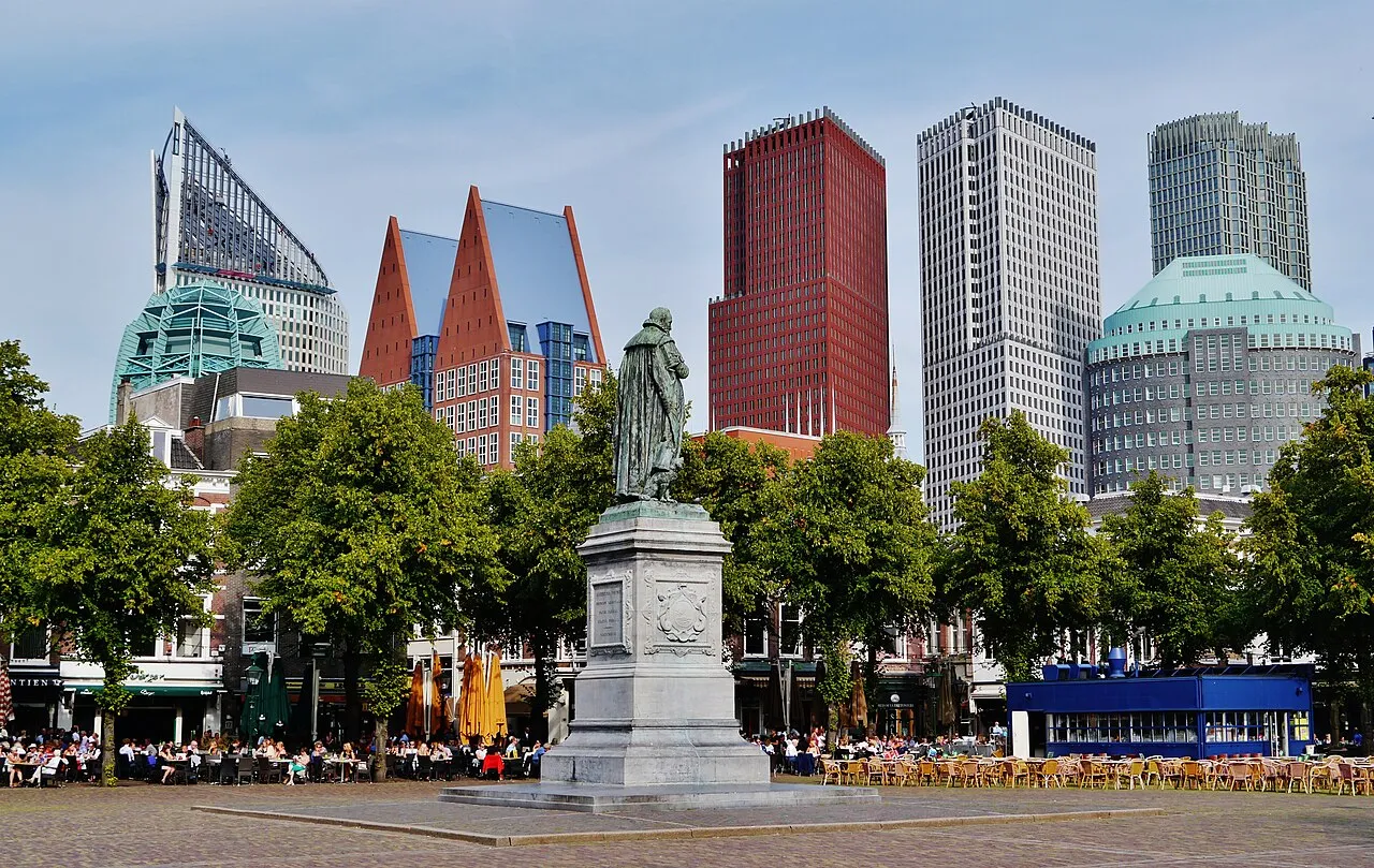 Pemandangan gedung pemerintahan Binnenhof dan Hofvijver di pusat kota Den Haag