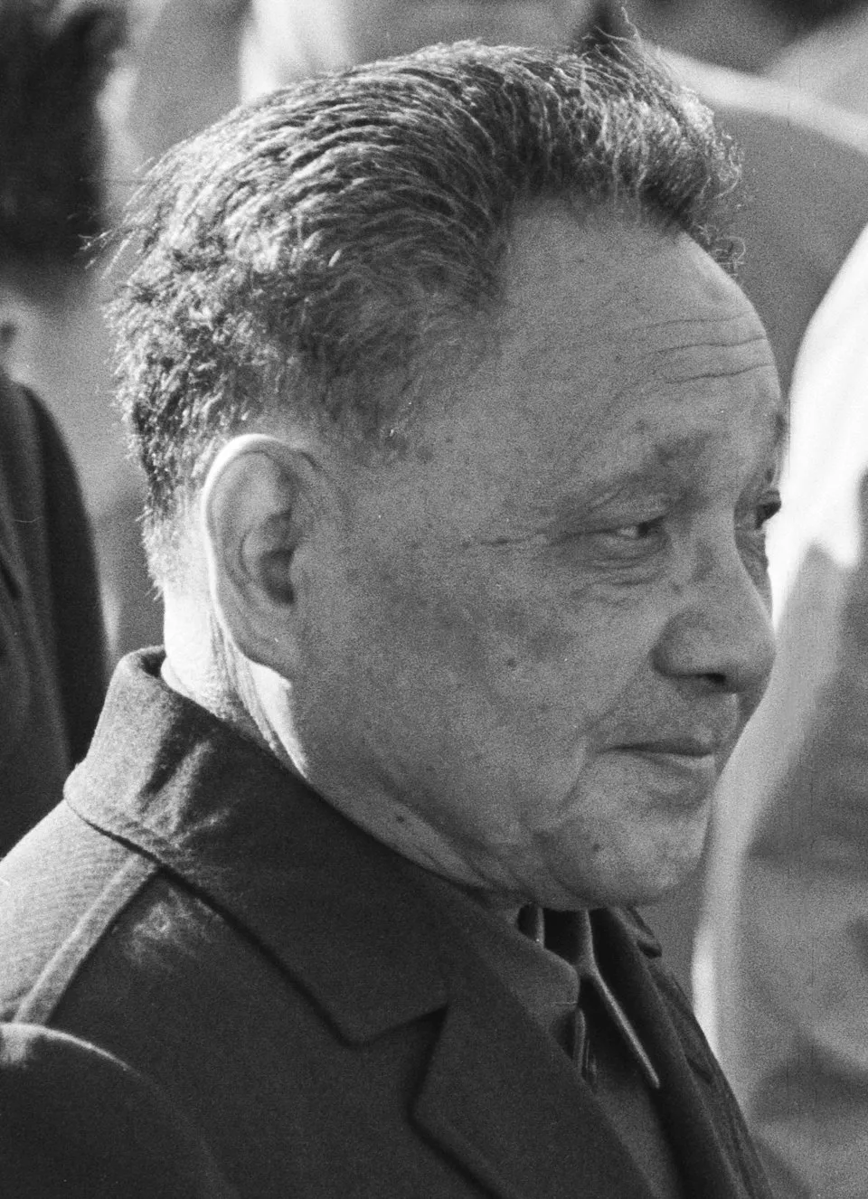 Ilustrasi visual atau representasi sejarah yang menggambarkan perkembangan Teori Deng Xiaoping di Tiongkok