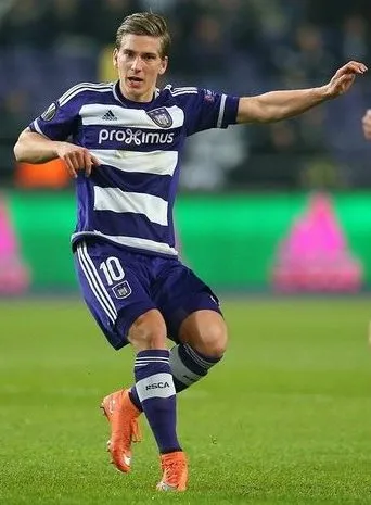 Foto Dennis Praet, gelandang profesional asal Belgia dengan seragam klub