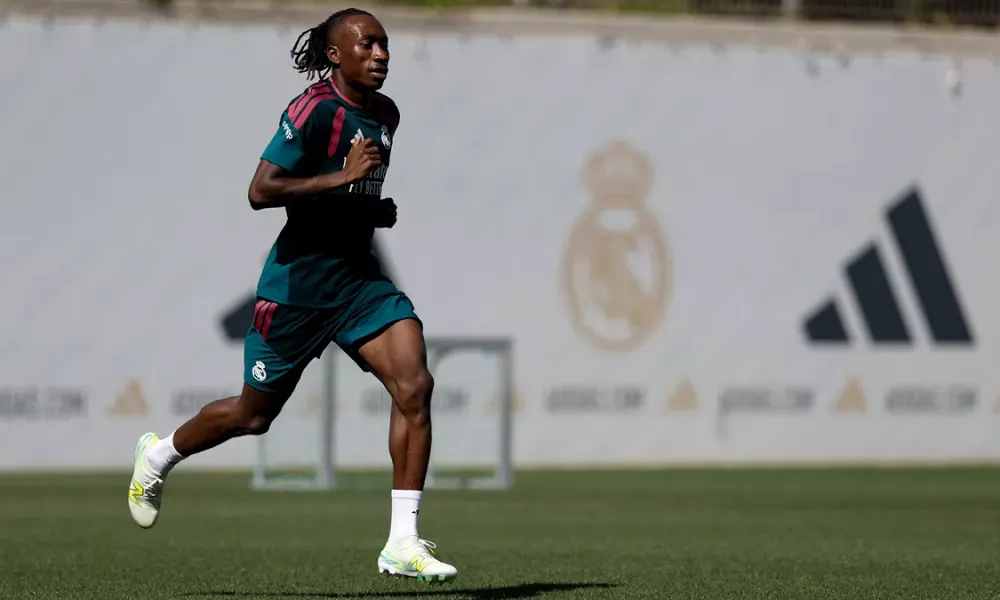 Denzel Dumfries dan Jose Mourinho dalam sesi latihan pramusim Real Madrid