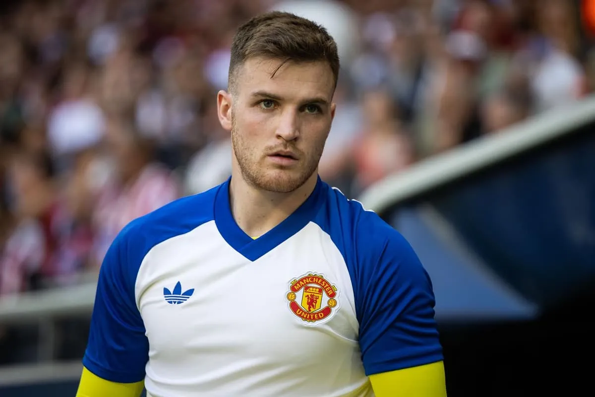Kiper Manchester United Dermot Mee beraksi dalam laga uji coba di Dublin
