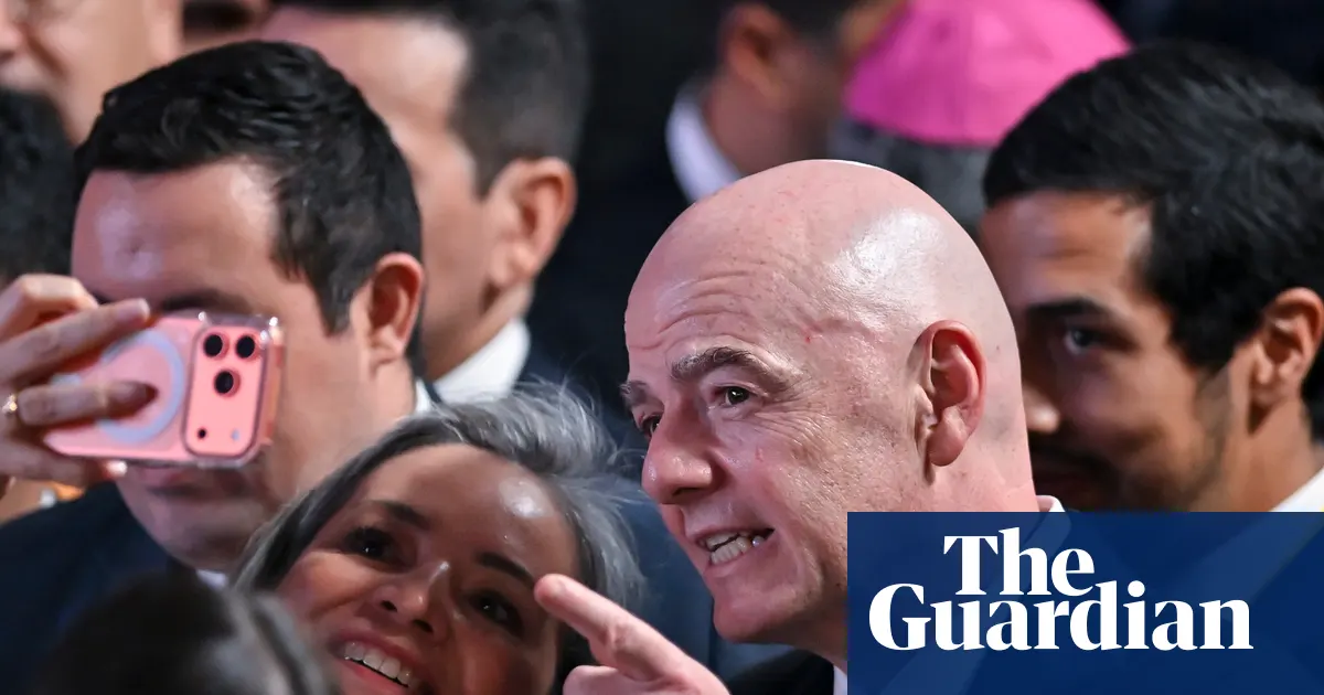 Presiden FIFA Gianni Infantino dalam sebuah konferensi pers internasional